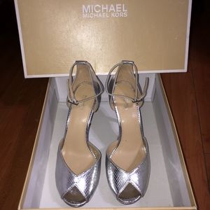 Michael Kors Tiegan Silver Metallic Embossed Leather Sandal ST17H 9 1/2 Md Width